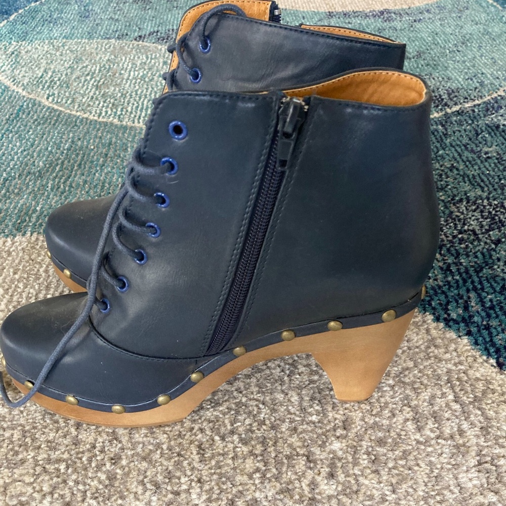 NYLA Size 8 ankle bootie